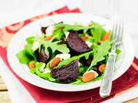 Летний салат из свеклы и рукколы