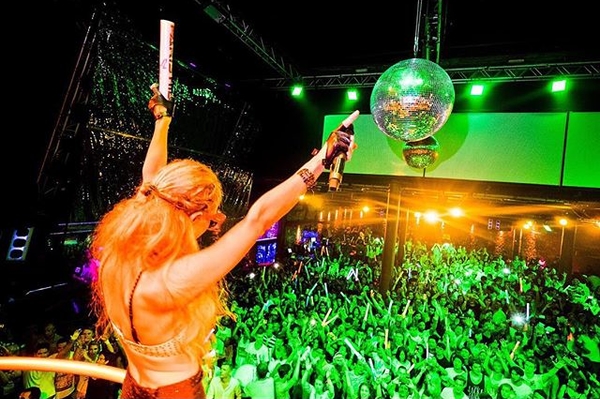 instagram.com/parishilton/