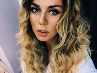 Анна Седокова показала фигуру в купальнике