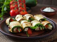 Рулетики из кабачков с помидорами и сыром