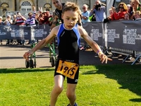 8-летний парень с ДЦП финишировал в триатлоне