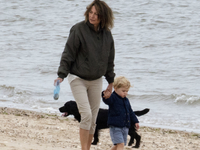Принц Джордж с бабушкой Кэрол прогулялись на пляже