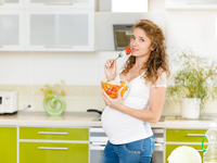 Медики не рекомендуют есть за двоих во время беременности