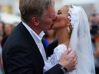 В Сеть попало видео страстного поцелуя Навки и Пескова