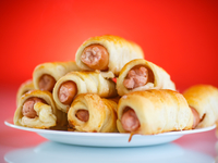 Сосиски в слоеном тесте с сыром