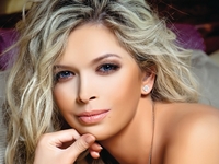 Вера Брежнева едва не лишилась юбки во время концерта
