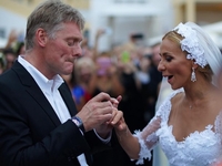 Навка прокомментировала скандал по поводу часов Пескова