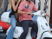 Хайди Клум прокатилась на мотоцикле с возлюбленным в Риме