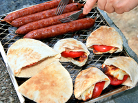 Пита на гриле с помидорами и сыром