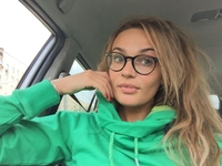 Алена Водонаева заинтриговала обручальным кольцом на правой руке