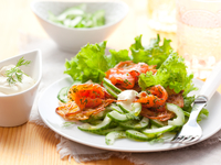 Летний салат из лосося и огурцов