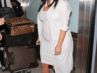 Беременную Ким Кардашян запечатлели в аэропорту Нового Орлеана