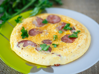 Яичница с колбасой в мультиварке