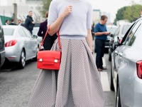 С чем носить юбку миди: вечерний и повседневный образы