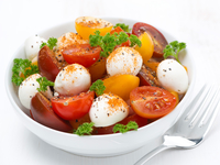 Салат из помидоров черри с моцареллой