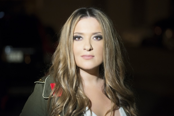 Наталья Могилевская с креслом-мешком на шее прыгала по пляжу