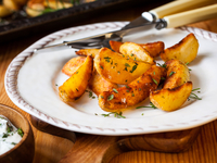 Запеченный картофель дольками: ТОП-5 рецептов