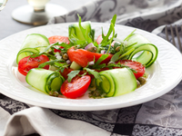 Салат из лосося и свежих овощей