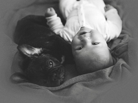 Невероятно: Малыш и щенок уверены, что они – родные братья