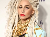 Lady Gaga угрожает судом изготовителям мороженого из грудного молока