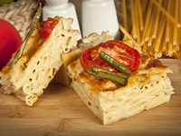 Запеканка из макарон с тремя видами сыра