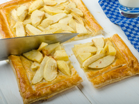 Пирог из слоеного теста с яблоками