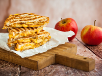 Горячие бутерброды с яблоками и сыром