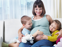 Мама сообщает детям о своей беременности: Трогательное видео