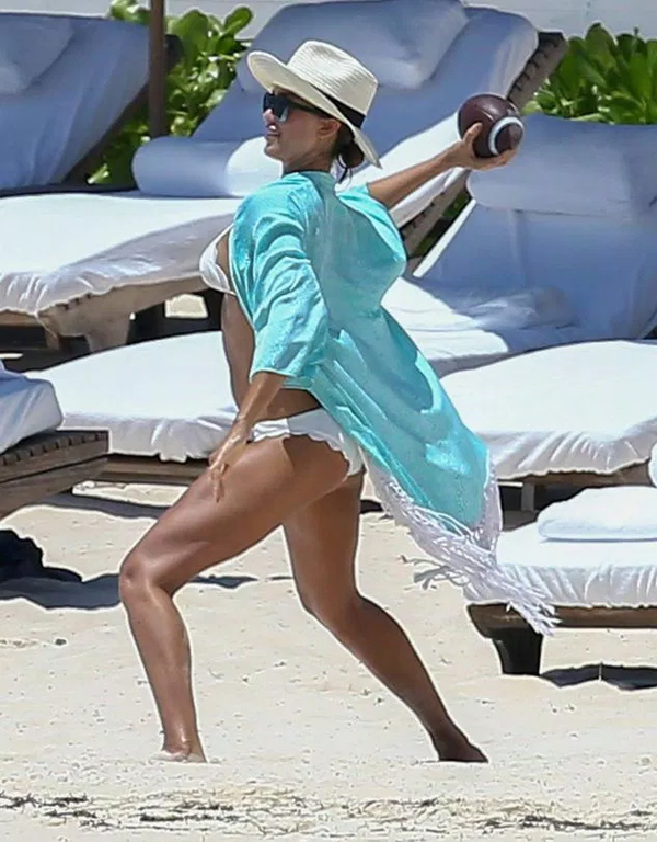 Джессика Альба показала стройную фигуру на пляже Мексики