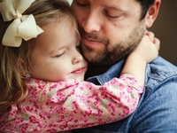 Папа с дочкой воссоздали свадебные фотографии после смерти мамы