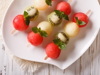 Летний десерт из дыни, арбуза и киви