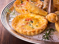 Тарты с грушей, сыром и беконом