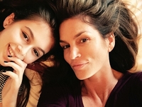 Малышка на миллион: Стильные образы дочери Синди Кроуфорд