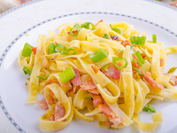 Фетучини с беконом и чесноком