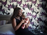 Первый день жизни: трогательные фото рожениц с младенцами