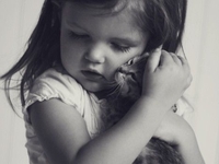 Реакция девочки, когда ей подарили котенка