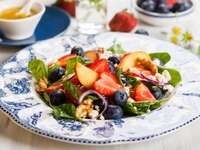 Салаты с персиками: Три летние идеи