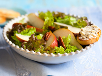 Салат из груш с орехами