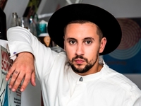 MONATIK в новом клипе станцевал на роликах