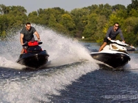 Братья Кличко прокатились на гидроциклах в Киеве