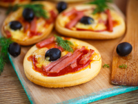 Мини-пицца с ветчиной и маслинами