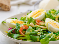 Салат из овощей и яиц