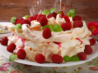 Павлова с малиной