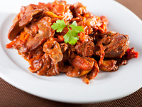 Тушеная печень с помидорами