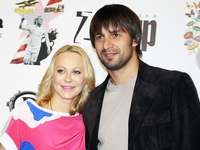 Экс-супруги Шовковский и Аленова вместе отвели дочь в первый класс