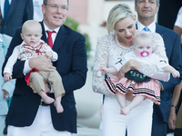 Принцесса Монако с мужем впервые вышли в свет с 9-месячными близнецами