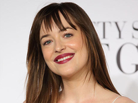 Венецианский фестиваль: Дакота Джонсон показала стройные ножки