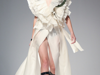 Рога, шлемы и цветы: Бренд #Theo представил новую коллекцию