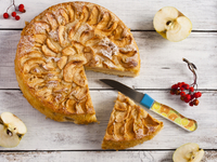 Яблочный пирог на кефире с корицей