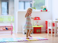 Королева танцпола: Девочка танцует под свою любимую песню